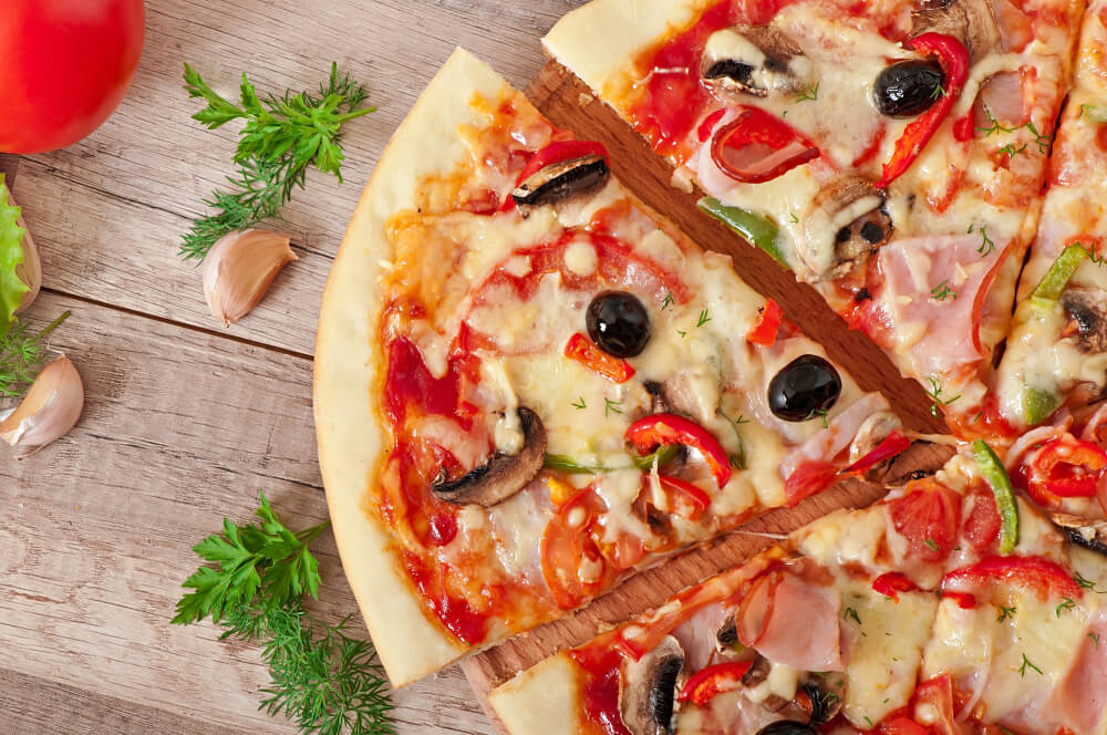 Pizza mit Schinken, Paprika und Oliven
