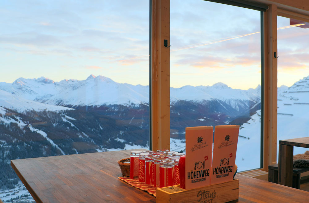 Panoramasitzplätze mit Aussicht auf die Bündner Alpen