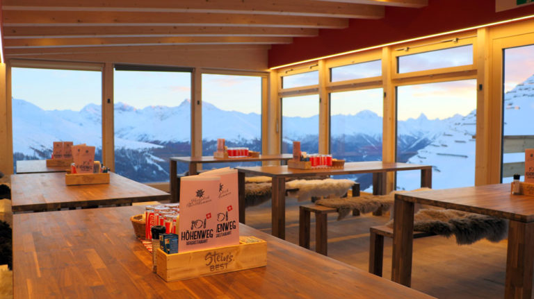 Balkon im Restaurant mit Aussicht auf die Davoser Alpen