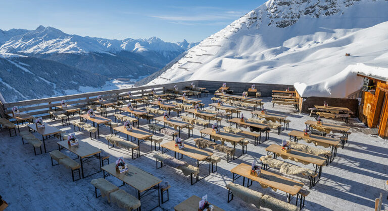 Blick auf die Terrassse mitten auf der Skipiste