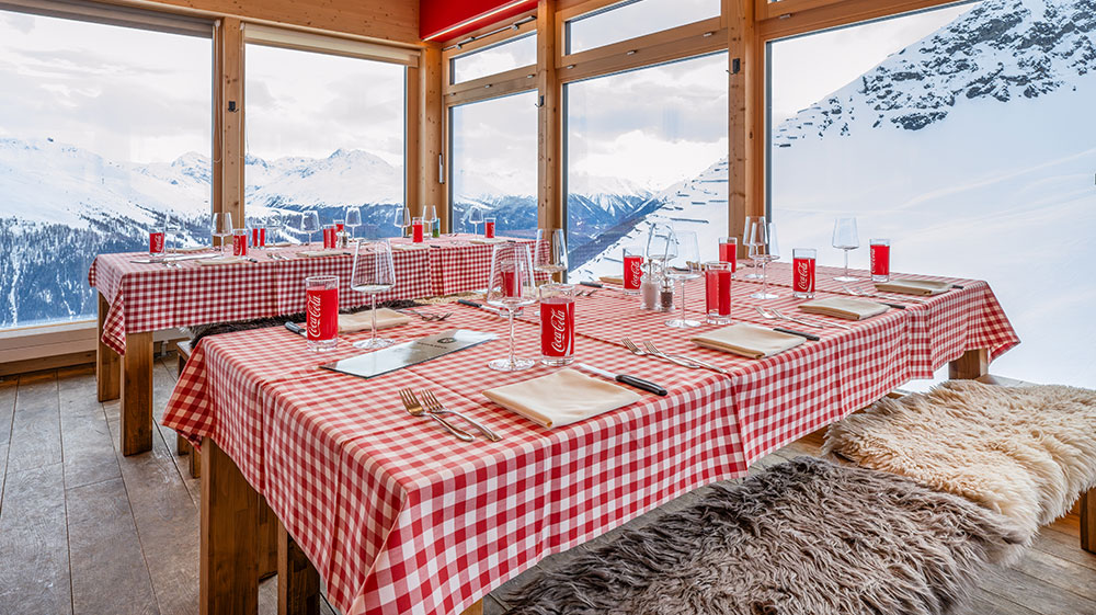 Panoramasitzplätze mit Aussicht auf die Bündner Alpen