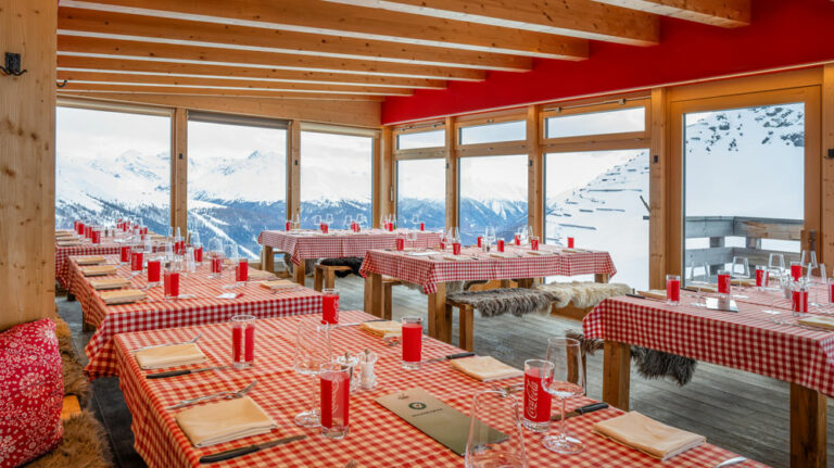 Balkon im Restaurant mit Aussicht auf die Davoser Alpen