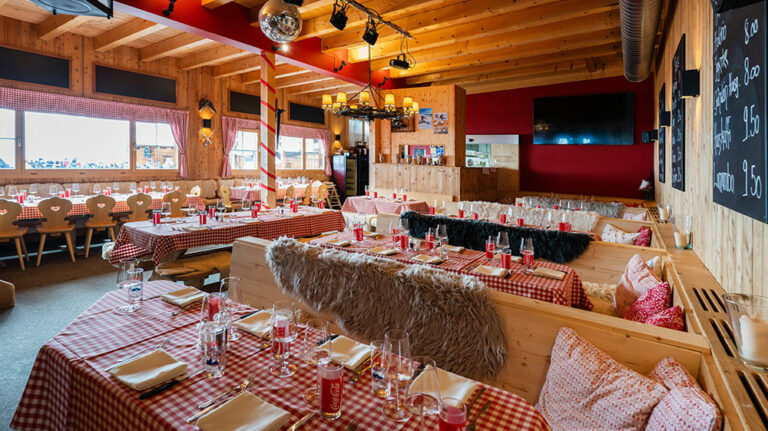 Tische, Sitzbänke und Stühle im Restaurant